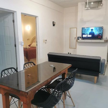 2 Bedroom Apartment With A/C Wi-Fi Best Location! 지와타네호 외부 사진